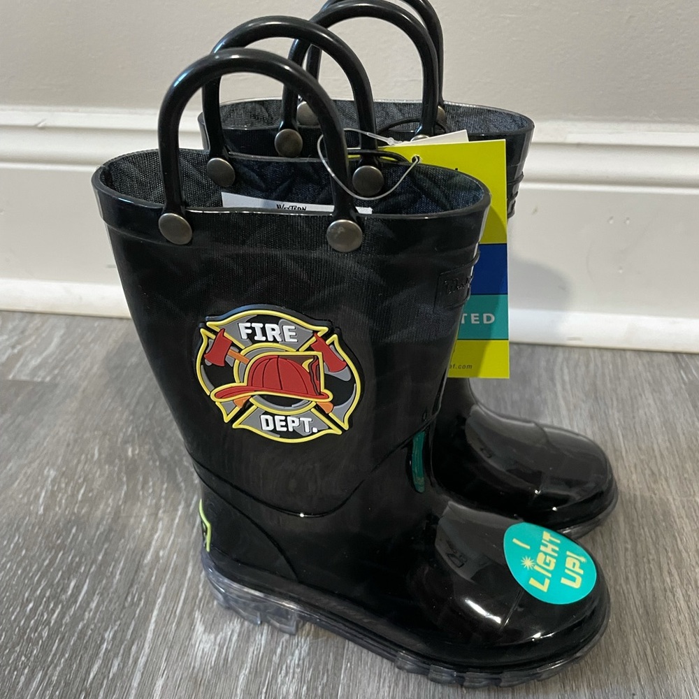 FIREMAN LIGHT UP RAINBOOTS FOR BOYS SIZE 7/8.